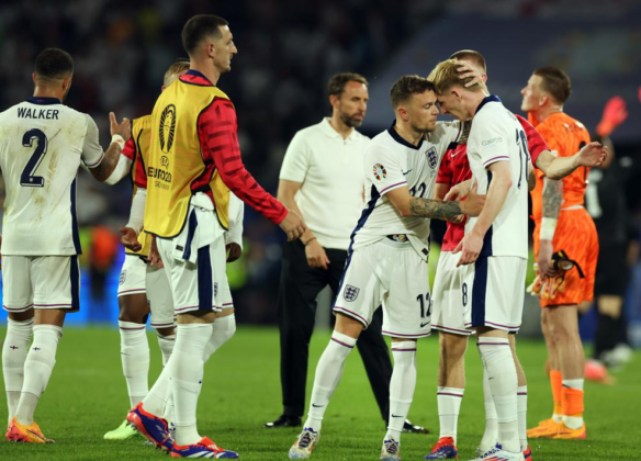 Entre abucheos y silbidos, los jugadores ingleses se saludan tras el final del partido.